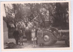 vendanges_annees1960_tracteur_cour